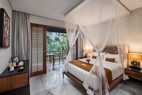 Deluxe Room with Balcony | 1 bedroom, free minibar, in-room safe, desk