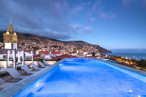 Outdoor pool, pool umbrellas, sun loungers