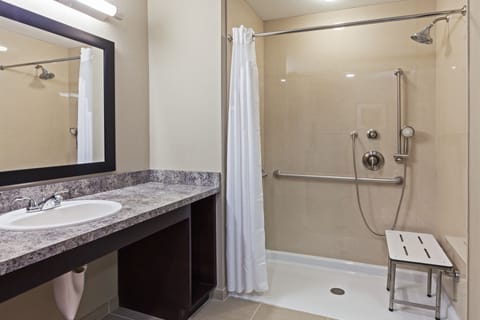 Combined shower/tub, hair dryer, towels