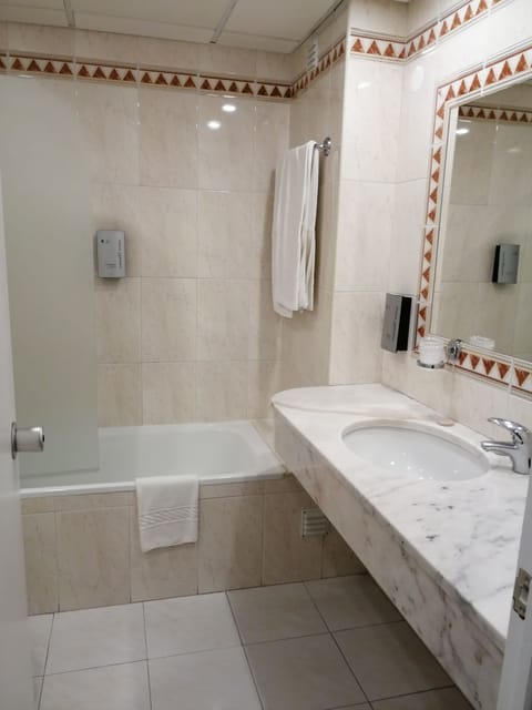 Double or Twin Room | Bathroom | Combined shower/tub, free toiletries, hair dryer, towels