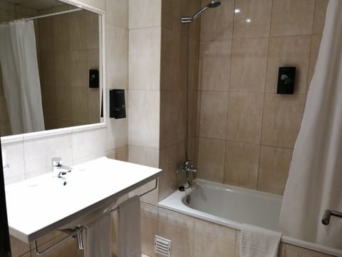 Double or Twin Room | Bathroom | Combined shower/tub, free toiletries, hair dryer, towels