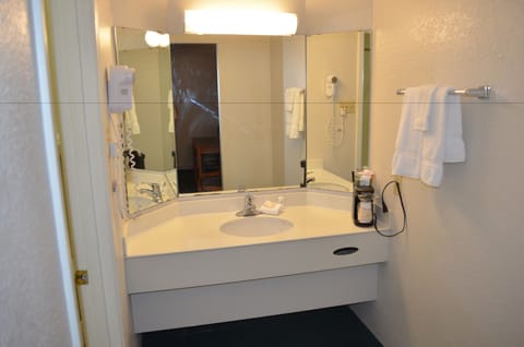 Combined shower/tub, free toiletries, hair dryer, towels