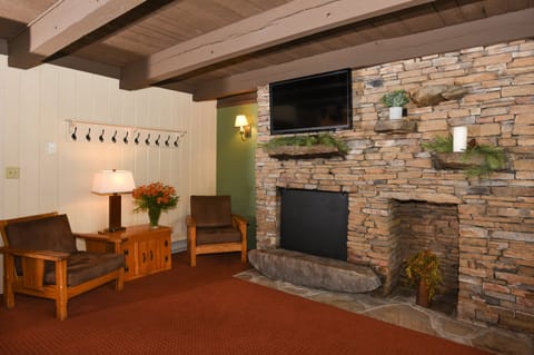 Chalet, 3 Bedrooms (Fern Haven) | Living area | 32-inch flat-screen TV with cable channels, TV