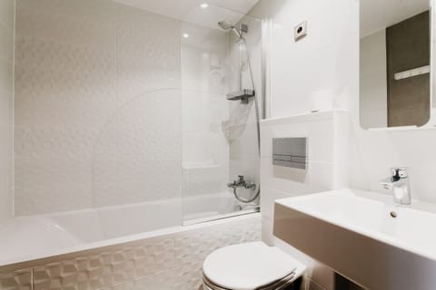 Comfort Twin Room, Ensuite | Bathroom | Free toiletries, hair dryer, towels