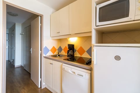 Appartement en Duplex | Private kitchen | Fridge, microwave, stovetop, dishwasher