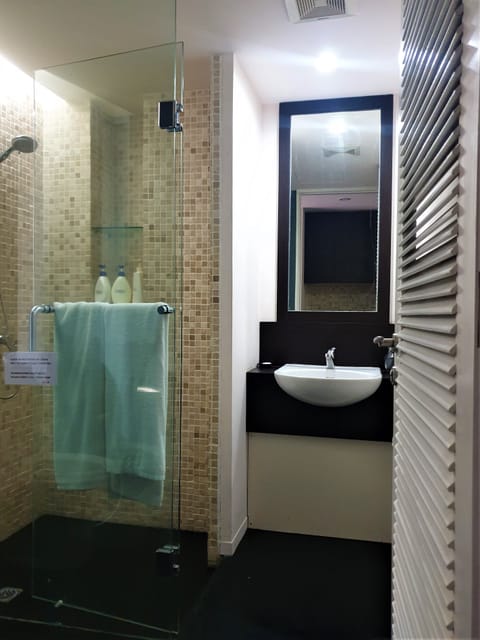 Deluxe Double or Twin Room | Bathroom | Shower, free toiletries, bathrobes, towels