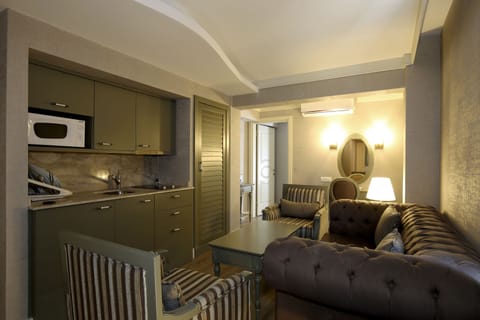 Deluxe Suite, 2 Bedrooms | Private kitchenette | Coffee/tea maker