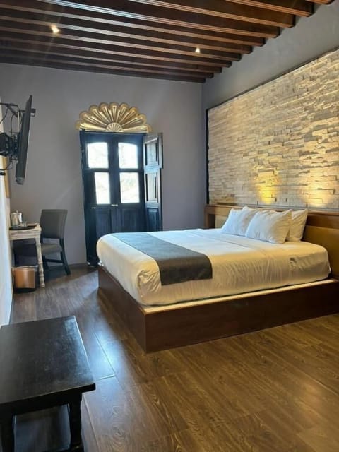 Suite Deluxe | In-room safe, desk, iron/ironing board, free WiFi