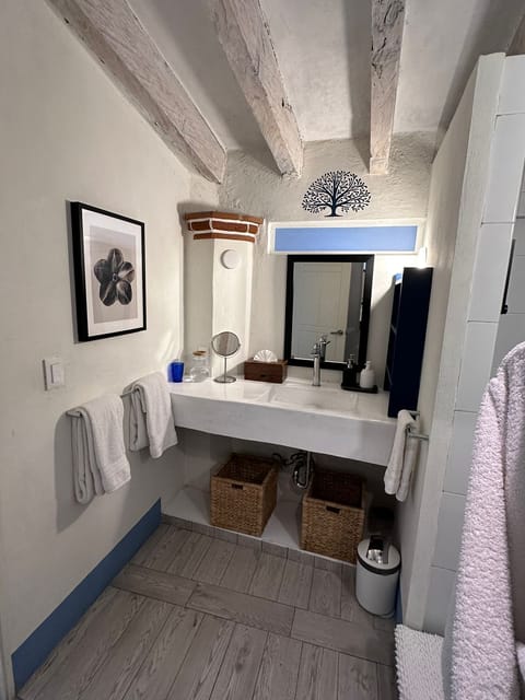 6 Suite Joaquín with jacuzzi and mountain view | Bathroom | Shower, rainfall showerhead, hair dryer, bathrobes