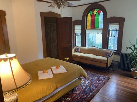 Standard Room, 1 Queen Bed, Non Smoking, Bathtub (The Rumi Room) | Individually decorated, individually furnished, laptop workspace