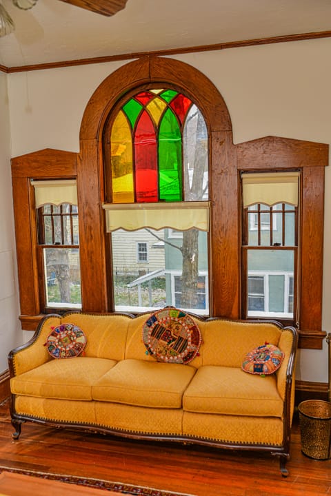 Standard Room, 1 Queen Bed, Non Smoking, Bathtub (The Rumi Room) | Individually decorated, individually furnished, laptop workspace