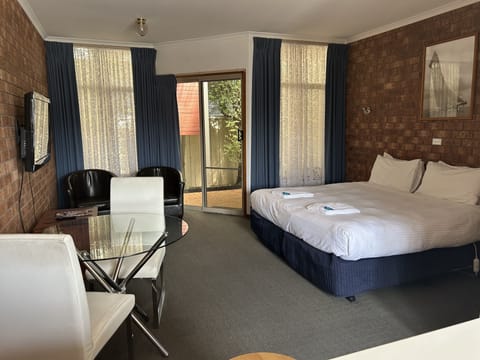 Queen Room | Iron/ironing board, free WiFi, bed sheets