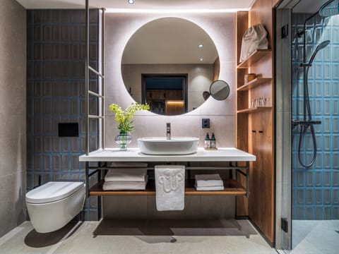 Superior Suite (Corner) | Bathroom | Shower, rainfall showerhead, hair dryer, bathrobes