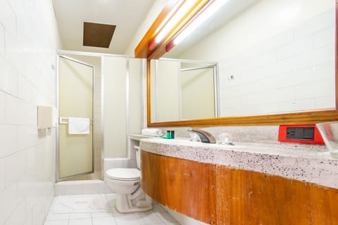 Single Room | Bathroom | Shower, rainfall showerhead, free toiletries, towels