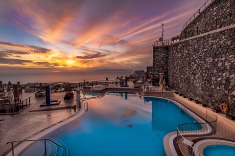 Outdoor pool, pool umbrellas, sun loungers