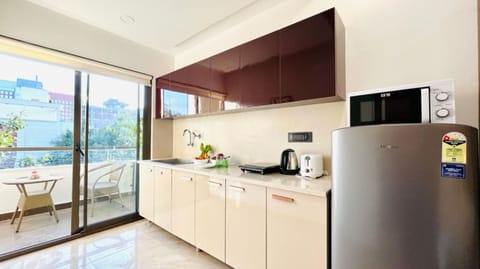 King Studio | Private kitchen | Fridge, microwave, stovetop, dishwasher