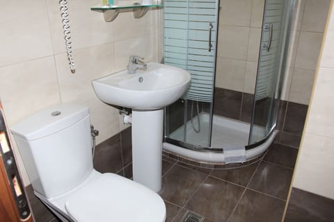 Standard Double or Twin Room | Bathroom