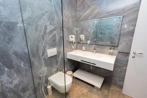 Deluxe Suite | Bathroom | Shower, slippers, towels