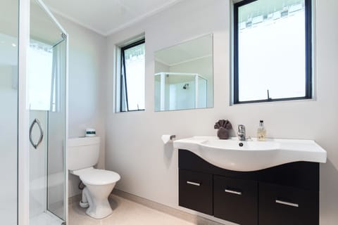 One Bedroom Suite | Bathroom | Shower, free toiletries, hair dryer, towels