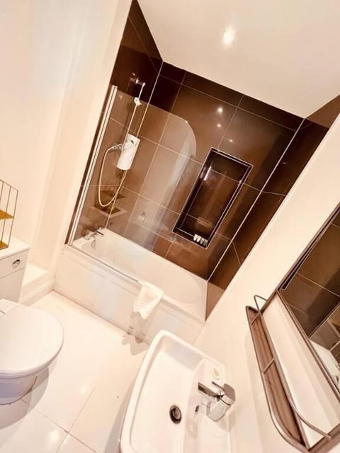 Exclusive Studio Suite | Bathroom | Free toiletries, hair dryer, towels