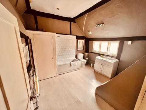 Executive Twin Room | Bathroom | Free toiletries, hair dryer, towels