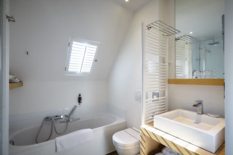 Junior Suite | Bathroom | Hair dryer, slippers, towels