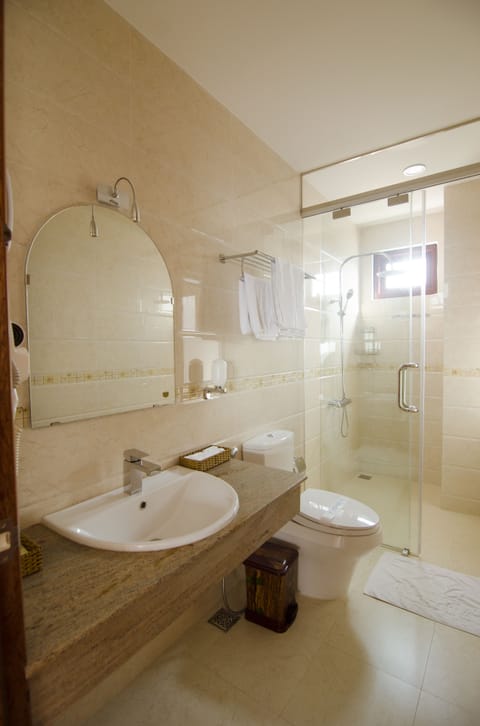 Superior Double Room | Bathroom | Shower, hair dryer, slippers, towels