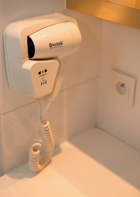 Room (Single room) | Bathroom | Rainfall showerhead, eco-friendly toiletries, hair dryer, towels