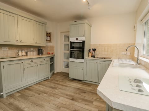 Cottage | Private kitchen | Fridge, dishwasher, electric kettle, toaster