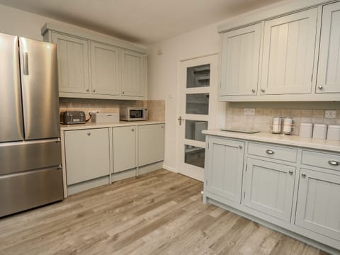 Cottage | Private kitchen | Fridge, dishwasher, electric kettle, toaster