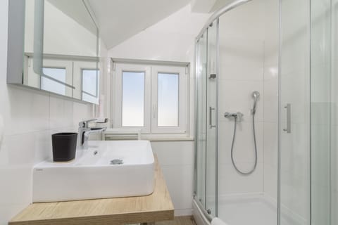 Superior Double Room | Bathroom | Shower, free toiletries, hair dryer, towels