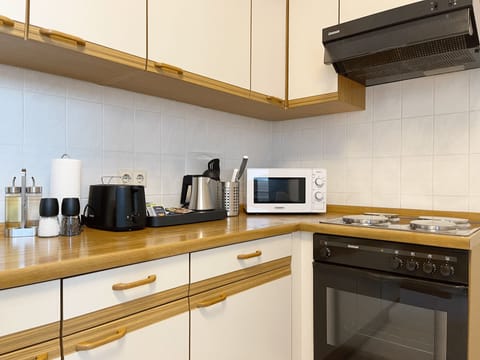 Basic Apartment | Private kitchen | Toaster, cookware/dishes/utensils, paper towels