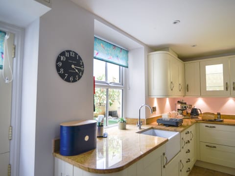 Cottage | Private kitchen | Fridge, dishwasher, electric kettle, cookware/dishes/utensils