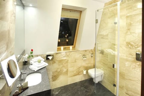 Standard Double Room | Bathroom | Rainfall showerhead, designer toiletries, hair dryer, bathrobes