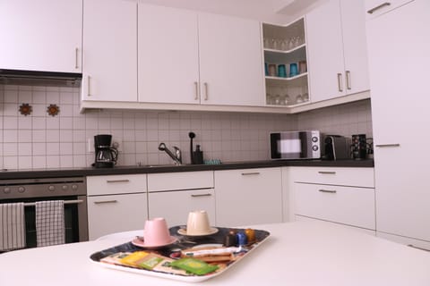 Classic Apartment (03 - Mercurio) | Private kitchen | Full-size fridge, microwave, oven, stovetop