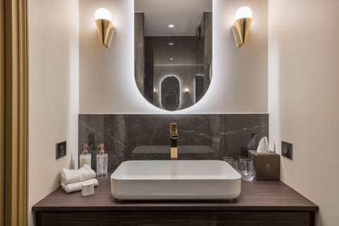 The Family Suite 90 m2 River View | Bathroom | Shower, rainfall showerhead, free toiletries, hair dryer