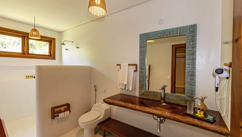 Deluxe Quadruple Room | Bathroom | Shower, rainfall showerhead, hair dryer, bathrobes