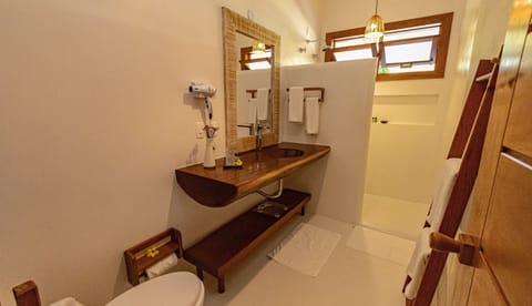 Deluxe Room | Bathroom | Shower, rainfall showerhead, hair dryer, bathrobes