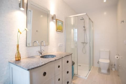 Standard Double Room | Bathroom | Shower, eco-friendly toiletries, hair dryer, towels