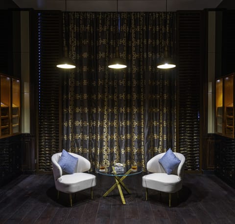 5 bars/lounges, beach bar