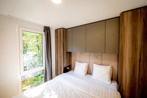 Luxury Bungalow | Premium bedding, down comforters, laptop workspace, blackout drapes