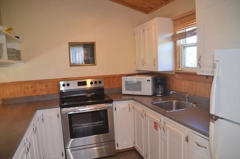 Cottage, 4 Bedrooms | Private kitchen | Coffee/tea maker, electric kettle, highchair, paper towels