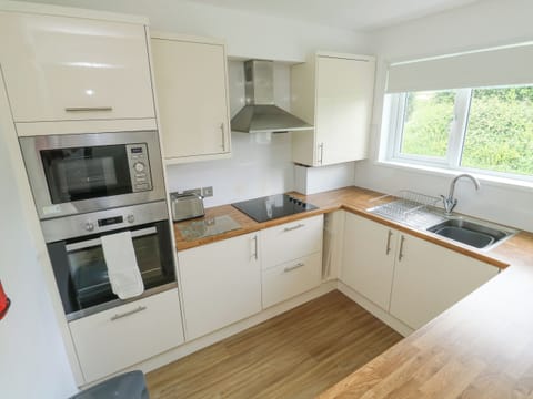 Cottage | Private kitchen | Fridge, electric kettle, toaster, cookware/dishes/utensils
