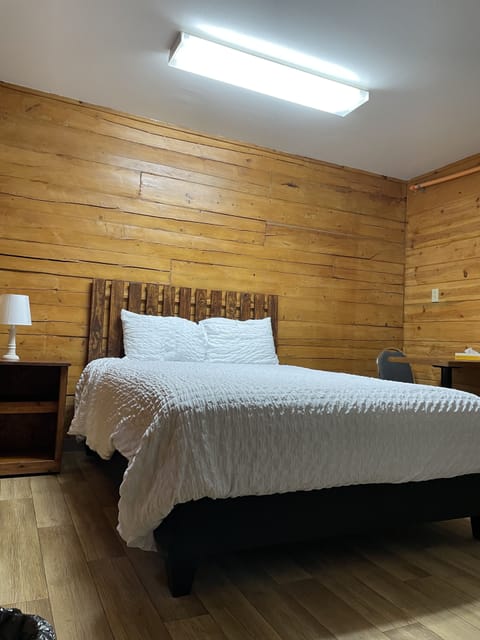 Traditional Room | Desk, blackout drapes, bed sheets