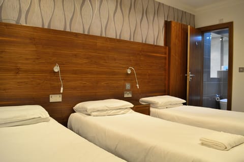 Triple Room, Ensuite | In-room safe, free WiFi, bed sheets