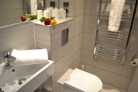 Double Room, Ensuite | Bathroom | Shower, hair dryer, towels