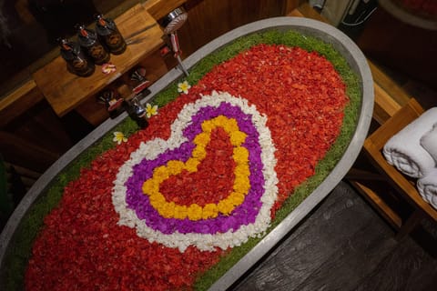 Villa | Bathroom | Separate tub and shower, rainfall showerhead, free toiletries