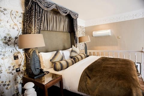 Junior Suite | Premium bedding, in-room safe, desk, blackout drapes