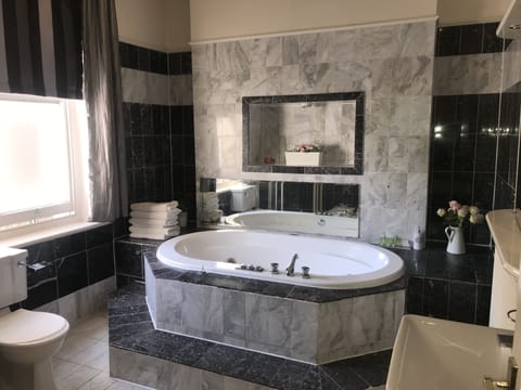 Luxury Apartment, 3 Bedrooms | Jetted tub