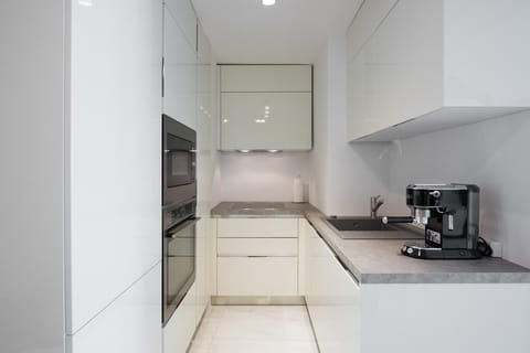 Penthouse | Private kitchen | Full-size fridge, microwave, oven, dishwasher